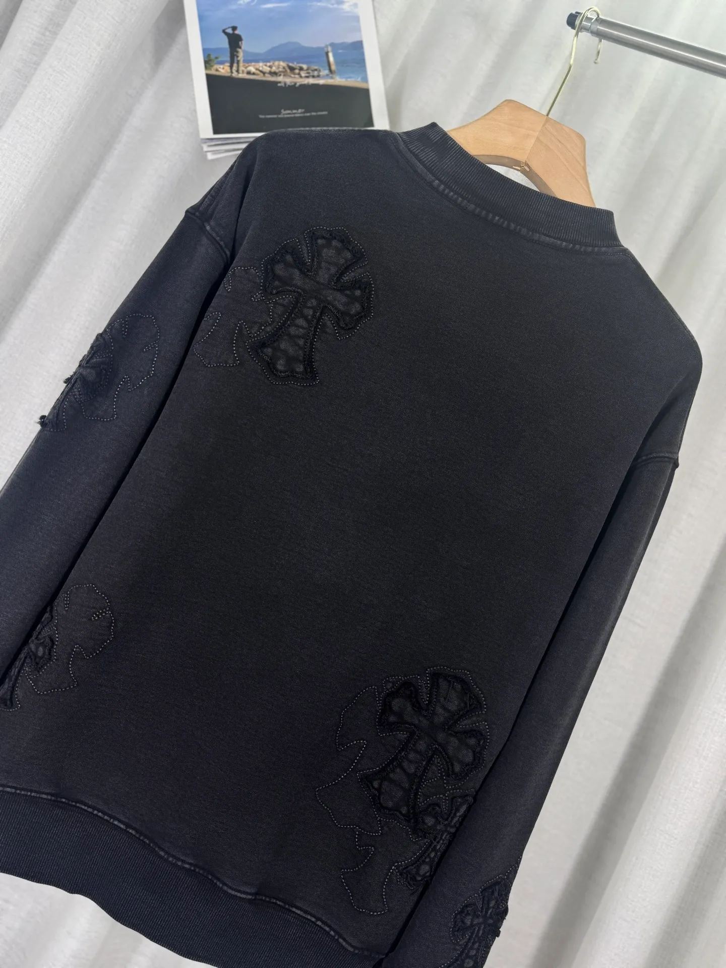 P260 top version, real shot without P, ​​different from market currency) 𝗖𝗵𝗿𝗼𝗺𝗲 𝗛𝗲𝗮𝗿𝘁𝘀/Cro Heart 2025 washed patch embroidery autumn and winter new original single counter American laser burnt 3D three-dimensional color embroidered couple casual sweatshirt 👑The highest version! Customized fabric 430g tripe terry fabric! American acid-washed and distressed original fabric laser burnt ✟appliqué embroidery and exquisite embroidery of letters! The best-selling model in the counter, very comfortable to wear. Accessories: original molded and authenticated collar label➕100% silk wash label. Genuine purchase-grade original hangtag➕matching hanging rope➕3D hanging beads➕original packaging bag. Craftsmanship: The original version has consistent wiring! The highest version of the armhole matching technique! Color: Pink Black Size: S M L XL Style No.: 9311